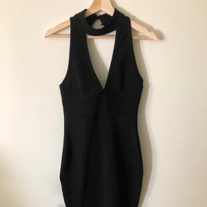 Svart Klänning - Svart jättefin klänning med öppen rygg och halsknäppning ❤️