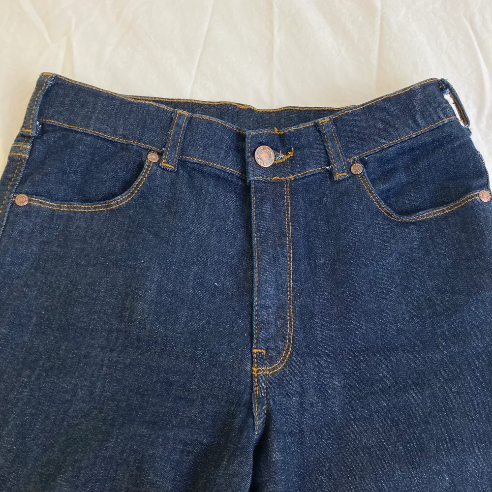 Supersnygga 70-tals jeans som tyvärr är för tighta och korta för mig! De är i ganska stretchigt material och är i nyskick! Från Dr.denim . Jeans & Byxor.