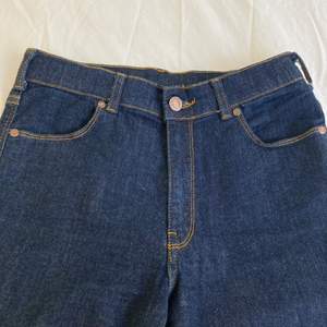 Supersnygga 70-tals jeans som tyvärr är för tighta och korta för mig! De är i ganska stretchigt material och är i nyskick! Från Dr.denim 