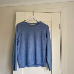 En ljusblå tröja i bra skick, använts några gånger men inte utsliten🐋. Den är i storlek S men kan också användas till M. Frakt 📦 kommer inte ingå och köparen kommer behöva betala ( 55 kr). 