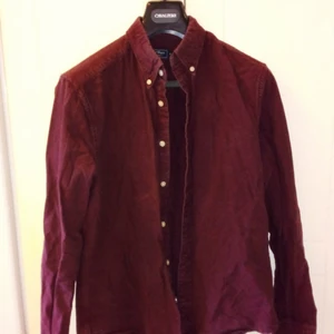 East West Skjorta - Est west skjorta (loose fit) i snygg lättsam design och fin färg. Skjortan är i mycket fint begagnat skick dock fortfarande som ny. Köptes för 499:- flera bilder kan skickas vid intresse 📦❤️🛍️