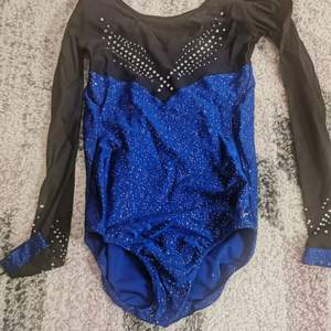 Säljer denna fina blå, svarta gymnastik dräkten I XS med glitter på. Helt ny! 💗