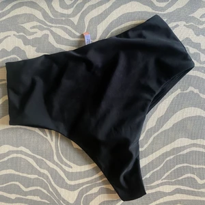 Bikini - Högmidjad populär bikiniunderdel från Nelly. Knappt använd! 