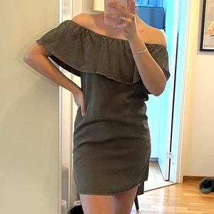 Offshoulder militärgrön klänning  - Så cool klänning från märket Pimkie som man kan ha offshoulder men också över axlarna. Superfin volang och bra skick!💚