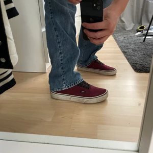 Låga Vans Skor - Väldigt låga Vans skor i Vinröd färg. Storlek 41 och är i väldigt bra skick, lite smutsiga men jag ska pimpa upp dom lite!