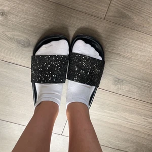 Glittriga skor - Köpt på en skobutik i Grekland , köparen står för frakten på 66kr 