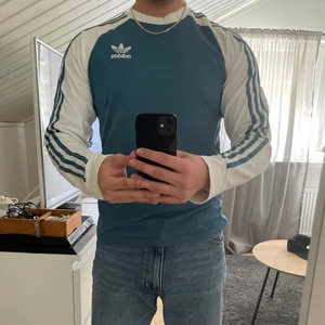 Långärmad från Adidas - Blå långärmad från Adidas i storlek S. Använd få gånger och är i väldigt bra skick