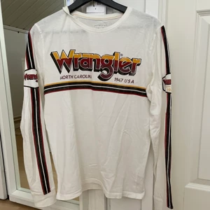 Långärmad Wrangler - Långärmad tröja från Wrangler i Storlek S, väldigt bra skick!