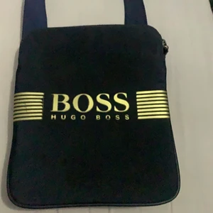 Hugo boss väska  - Hej nu säljer jag min Hugo Boss väska som är äkta den är köpt för 1200kr. Har haft den drygt 3 månader
