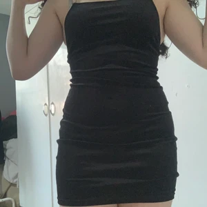 Klänning  - Klänning från H&M som har aldrig använts. I ett jätte bra skick och alla paljetter sitter kvar på ryggen men tyvärr tycker jag att den är lite för kort. Jätte fin till en fest.