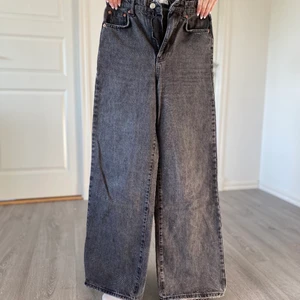Jeans  - Säljer dessa jeans pga att dem blivit för små. väldigt fin färg och bra skick. 