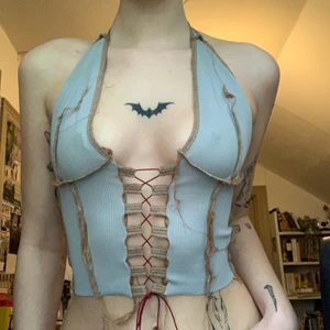 Distressed topp  - Ljusblå/grå topp med bruna detaljer. Går att justera både med knyt band och lace up snören på framsidan 