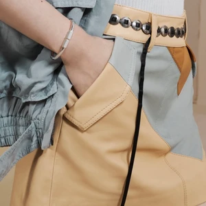 Zara SRPLS - En helt ny och oanvänd kjol från Zaras SRPLS collection. Säljer på grund av den är för stor och kan ej lämna tillbaka då den är köpt i Berlin förra veckan. Sista bilen är tagen med dåligt ljus, den är ljusare i verkligheten.☺️