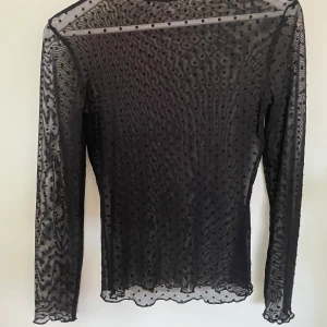 Festtop  - Transparent top med prickar från Gina Tricot, stl XS, pris 90