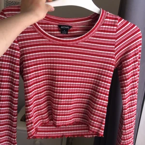 monki tröja  - super gullig randig tröja från monki köpt på asos❤️‍🔥❤️‍🔥❤️‍🔥 använd cirka 4 gånger men använder inte längre