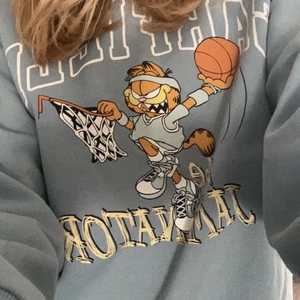 Blå tröja - Säljer denna sjukt snygga tröjan med katten Gustav på💗 köpt för ett år sen men har inga skador 💗