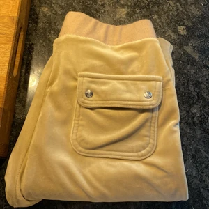 Juicy couture byxor  - Ett par beige juicy byxor inga defekter eller liknande, storlek S som nya. Köp direkt för 1000kr eller billigare via en snabb affär❤️