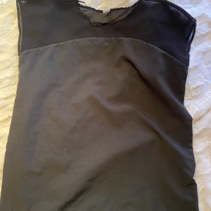 Finare tröja med mesh upptill - Fin tröja i matt siden och mesh upptil, sparsamt använd och passar xs-m