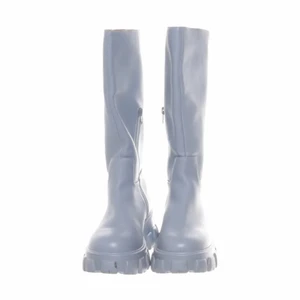 Blåa stövlar na-kd - Köpta på sellpy, fint skick! Säljer pga att de är aningen stora på mig som brukar ha 36or, skulle mer säga att de är som 37or