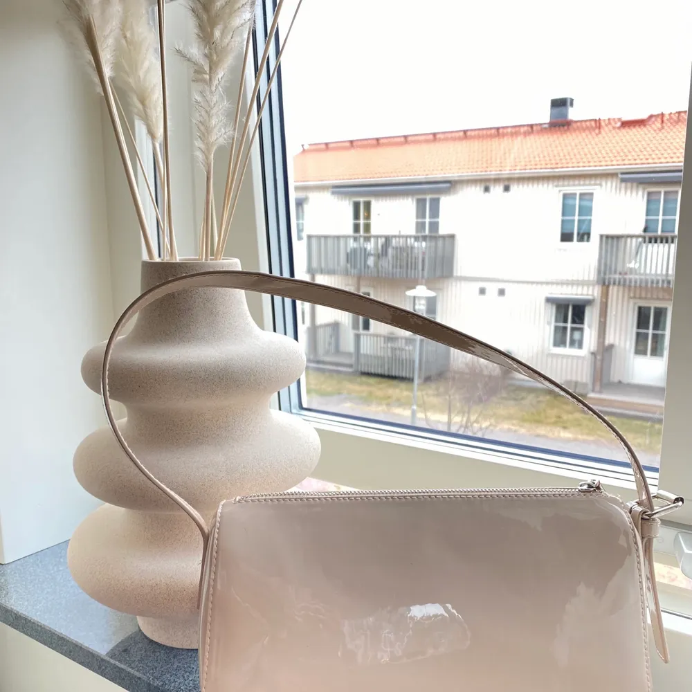Axelväska från H&M. Den är beige med lite inslag av ljus rosa & lack material. Aldrig använd. . Väskor.