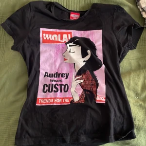 Audrey wears custo - En sällsynt fin custo Barcelona t-shirt som är rätt gammal, säljer pga att jag inte passar längre.  Finns inte kvar i affär eller på hemsidan. Like sprucken i trycket men annars i fint skick 100% bomull  Nypris 1688