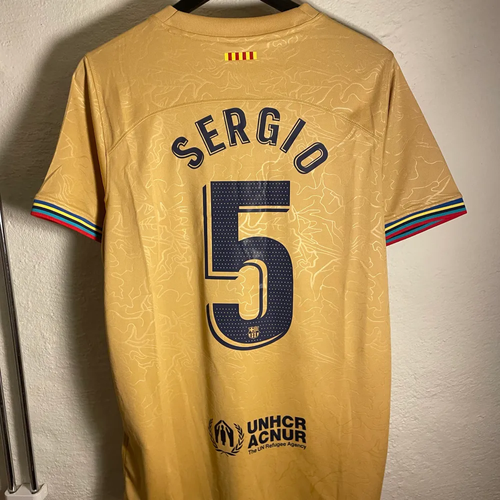 Sprillans ny Barcelonatröja med Sergio #5 på ryggen. Replika. T-shirts.