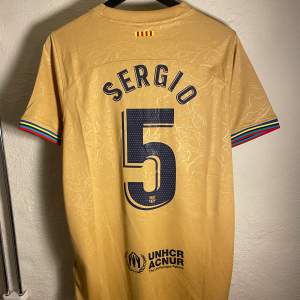 Sprillans ny Barcelonatröja med Sergio #5 på ryggen. Replika