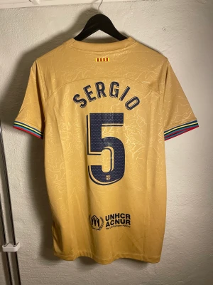 Barcelona bortatröja Sergio #5 2022/2023 - Sprillans ny Barcelonatröja med Sergio #5 på ryggen. Replika