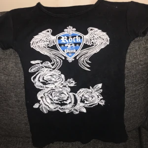 Rock tröja - Svart rock t-shirt. Rosor och vingar 