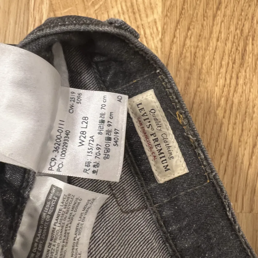 Säljer dessa mörkgråa Levi’s 501 jeans i storlek W.28 L.28 då jag inte använder dem längre💕 Sparsamt använda, inga defekter.. Jeans & Byxor.