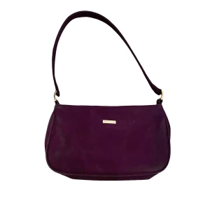 Lila väska - Jättesöt lila liten shoulderbag. Inga fläckar eller fel den är bara lite dammig på bilderna🌺🌺