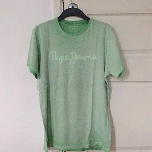 PEPE JEANS T-SHIRT - Tröjan har tvättats nån gång men är som ny. Den har inte används så mycket.  Ordinarie pris: 300kr 