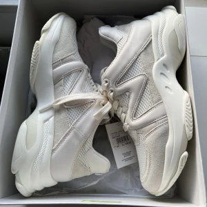 Vita sneakers  - Enbart testade skor ifrån Stockholm design group🤍 Bra skick. Ord pris 999kr✨