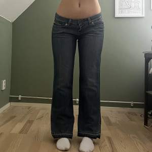 Superfina lågmidjade raka ljusblå jeans! Nya med prislappen kvar  Midjemått! 82 cm innerbenslängd: 71 cm Uppsprättade längst ner så de passar mig som är 160 cm! Skriv om du har fler frågor🫶