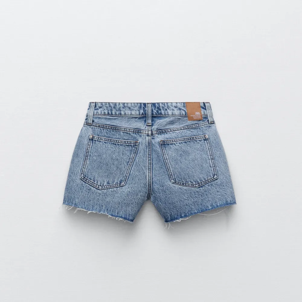 Mid-Rise jeansshorts från Zara i storlek 34, aldrig använda❣️nypris 259kr. Shorts.