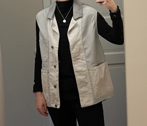 ACNE Väst Denim - Strl 36, rymlig. Knappt använd. Jag är 171 cm. 