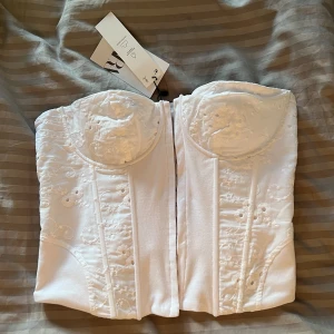 Korsett topp zara - Super fin korsett topp från zara i strl M! Lite för stor för mig i bysten därav säljer jag💕 prislappen kvar! Använd gärna köp nu 🥰