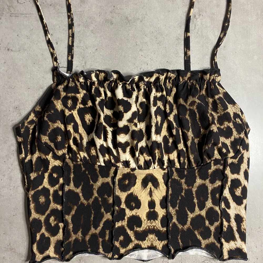Superfint linne med leopard mönster, kommer tyvärr inte till användning! Super stretchig . Toppar.