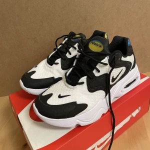 NIKE AIR MAX 2X - Womens Nike Air Max 2x, nyskick förutom slitning på ena plösen, se bild. Superbekväma med dubbel dämpning i hälen.