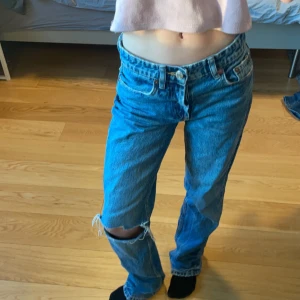 Zara jeans - Säljer dessa Zara mid Rise, straight jeansen som inte säljs längre. Jättefint skick och så snygga och sköna.  Kontakta för fler bilder eller om ni undrar något.