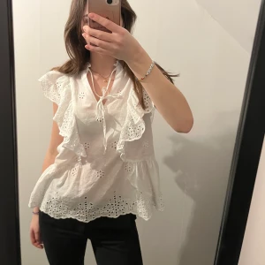 Vit blus - Fin blus från h&m. Använd fåtal gånger så är i fint skick.