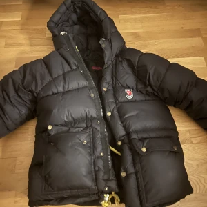 Fjällräven down jacket - Jag säljer min fjällräven jacka. Den är i bra skick utan repor och är i storleken xxxs. Skulle säga att den passar för xs-s, väldigt varm. Den är alltså tjock i varianten och håller hela vintern och våren.  Pris kan diskuteras!