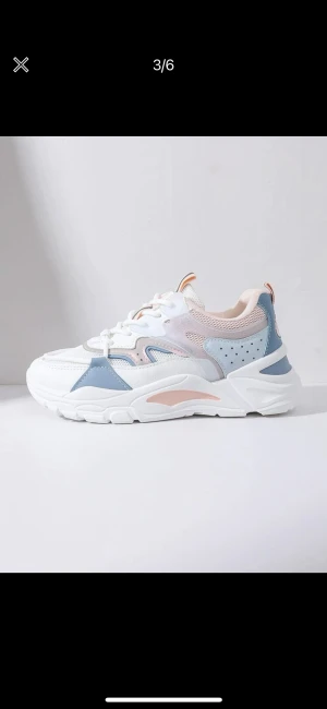 Chunky sneakers  - Chunky sneakers som aldrig blivit använda då dom var försmå. Dem är från Schein, där skor brukar vara små i storlekarna, står 29, men passar 38!