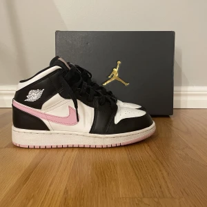 Jordan 1 mid arctic pink - Jag säljer dessa skor i bra skick bara ändvända typ 20 gånger. Köpte dom för 3000 och säljer för 2000kr. Stl 38 dam. Dom är jätte fina nu inför våren och sommaren. Köparen står för frakten