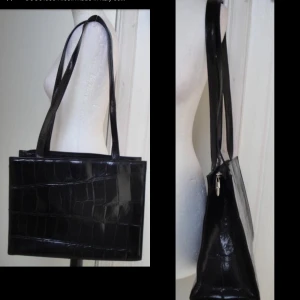 äkta skinn väska - äkta skinn väska. mycket bra skick. köptes på 2000-talet. märke: nicoli made in italy. möts i stockholm eller fraktar :) mått 26x35x13 cm