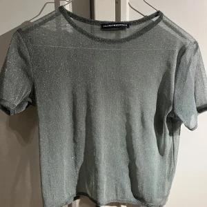 Topp - Skitsnygg grön genomskinlig glittrig t-shirt! Perfekt till fest💞 Storlek står inte men den passar super för mig som brukar ha XS/S💞