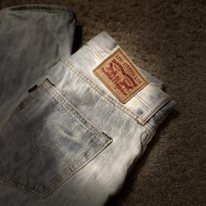 Blåa jeans från Levis, bra passform! Modellen 501 och passar storlek 36 mer eller mindre!