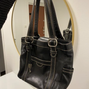 Fossil väska - En medelstor axelväska i utmärkt skick från Fossil med många fickor & fack, hör av er vid intresse och frågor! 😍😍😍