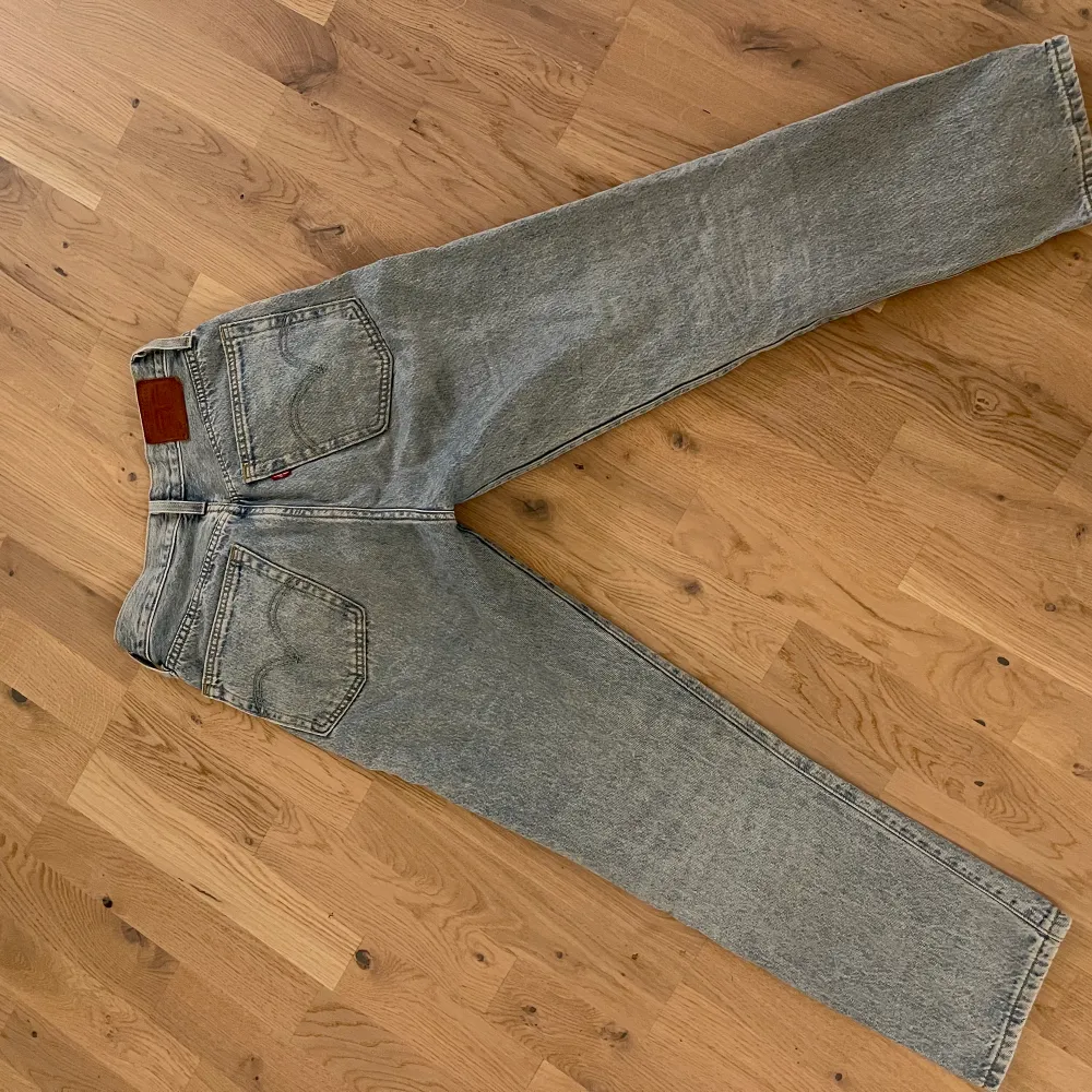 Ett par Levis jeans i fint skick i storleken: W25 L26 Nypris: 1199kr -skriv till mig vid funderingar, köparen står för frakten.. Jeans & Byxor.