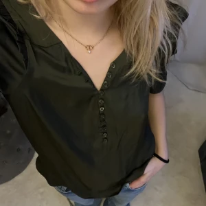 Zadig & Voltaire blus - Snygg blus från Zadig! Med knappar och volanger på!💕